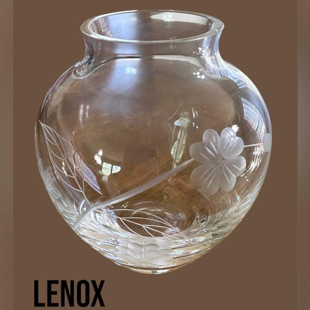 Lenox USA-bud vase 5”x4” lead crystal w/etched floral, vine, leaves. Beautiful!